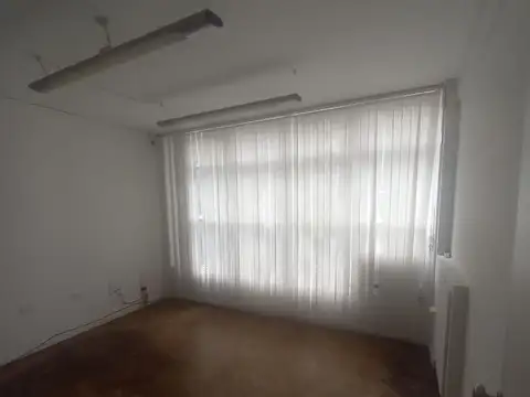 Oficina en edificio, 1ra Junta (esquina 25 de Mayo) al 2500