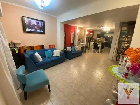 Casa en venta - 3 Dormitorios 2 Baños - 378Mts2 - El Palomar, Morón