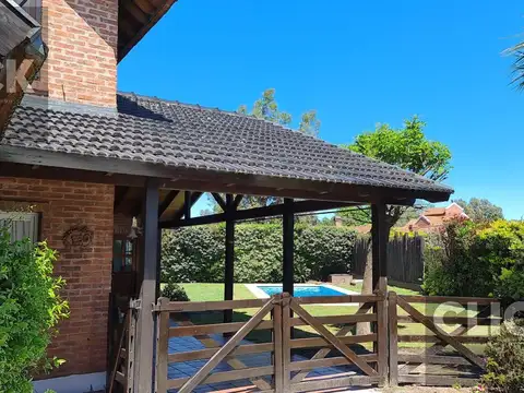 Casa 5 ambientes en venta en Campos de Echeverria con jardín y Pileta, Canning