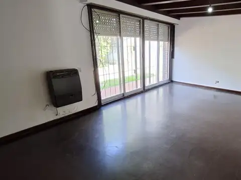 Amplia Casa de 4 ambientes con quincho y jardín- Florida Belgrano-Oeste