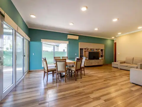 Casa en Venta con 3 cocheras