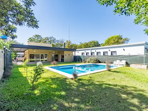 VENTA - Casa de 3 dormitorios   escritorio - Centro, Funes.