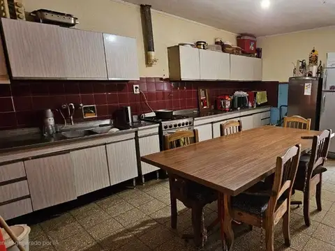 VENTA CASA DE 2 DORMITORIOS, COCHERA Y GRAN PATIO