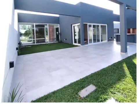Casa en Venta con 4 cocheras