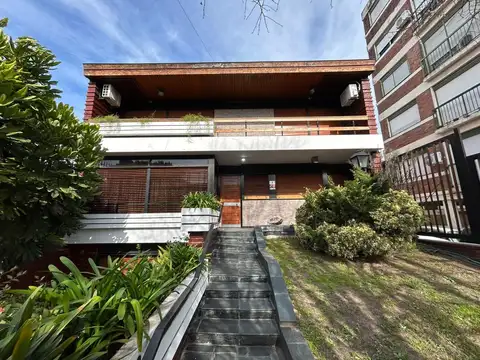 Casa 7 ambientes con Patio, Piscina, Quincho, Ascensor y Biblioteca en el centro de Santos Lugares.