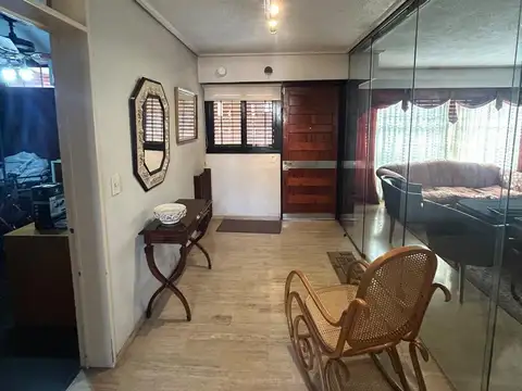 Casa 7 ambientes con 2 baños