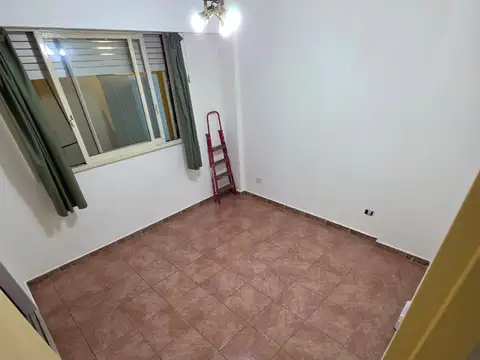 MUY BUEN 2 AMBIENTES CON PATIO - FRENTE A PLAZA - SOBRE AVENIDA - MUY BUENA UBICACIÓN - PROXIMO A  ZONA COMERCIAL