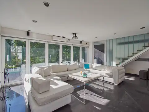 Casa en Venta con 2 cocheras