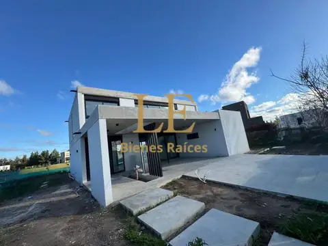 Casa 5 ambientes con 4 baños