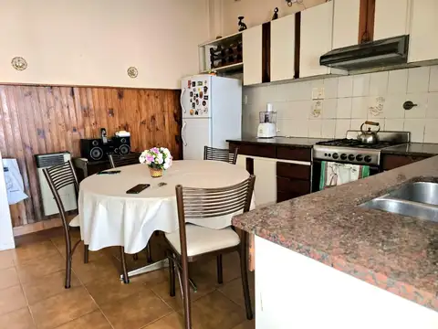 VENTA CASA VILLA LUZURIAGA 3 AMBIENTES, DEPENDENCIA DE SERVICIO,JARDIN, QUINCHO.
