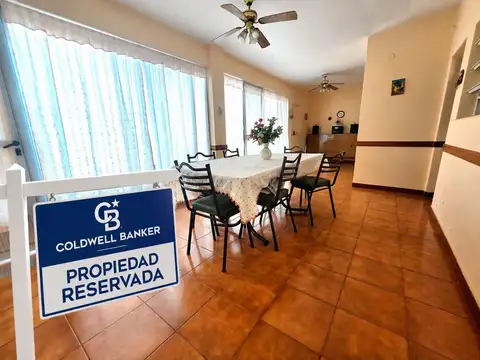VENTA CASA VILLA LUZURIAGA 3 AMBIENTES, DEPENDENCIA DE SERVICIO,JARDIN, QUINCHO.