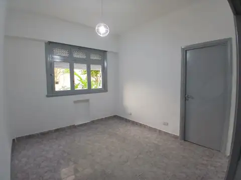 Excelente Dpto. 2 amb. en PB con patio. Luminoso.  Con vista a jardín. Refaccionado a nuevo
