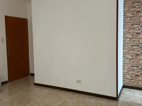 Villa Urquiza Av Triunvirato 4265 a metros de Echeverría 2 ambientes con patio cocina separada a pasos estación Echeverría subte línea B . Expensas increíblemente bajas. Muy buen estado en pleno Centro Comercial