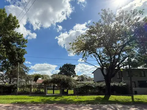 Casa en venta de 1 habitación con gran jardín y pileta en el centro de Funes