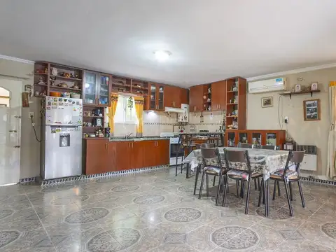 Venta casa barrio Urquiza, 2 dormitorio, 2 cochera