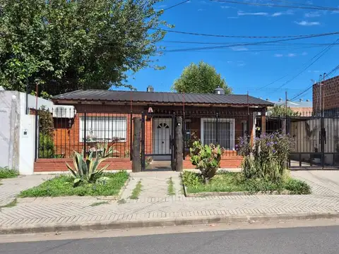 Venta casa barrio Urquiza, 2 dormitorio, 2 cochera