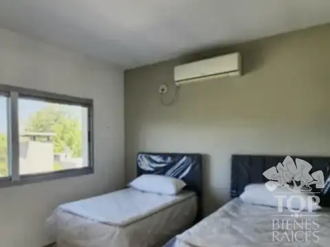 Casa en Alquiler con 4 cocheras