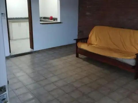 Casa 6 ambientes con 2 baños