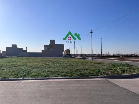 Terreno en venta en Pampas de Manantiales – 350 m² con orientación este