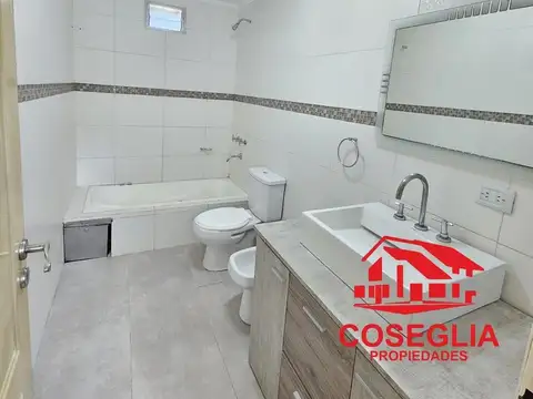Casa 4 ambientes con 2 baños
