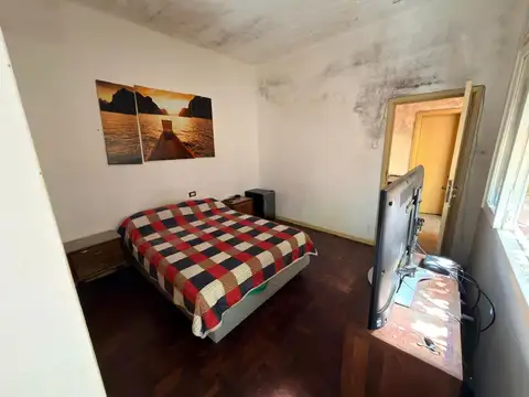 RETAZADO Casa en venta en Monte Castro a reciclar con 38mts de fondo