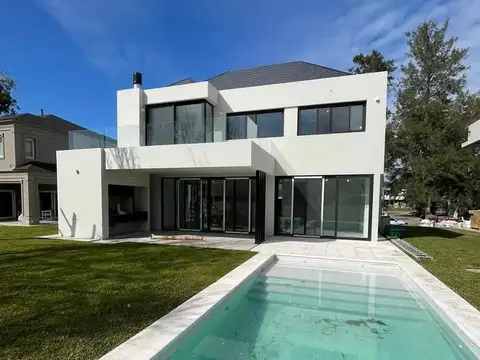 Casa en Venta con 2 cocheras