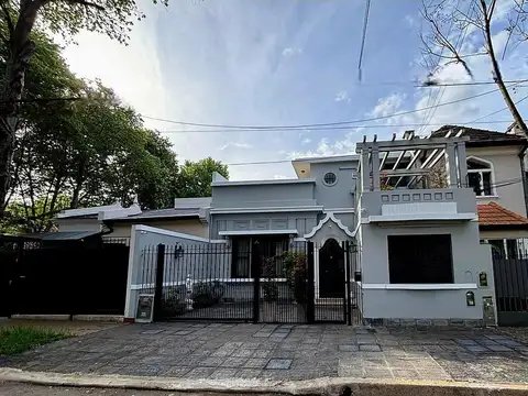 Vicente López - Sólida casa estilo Tudor reciclada con pileta, Terraza y Cocheras!