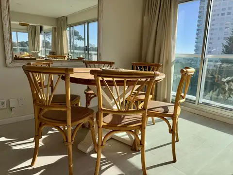 Muy lindo  apartamento en playa Mansa, 2 dormitorios