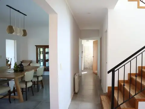 Casa en Alquiler con 2 cocheras