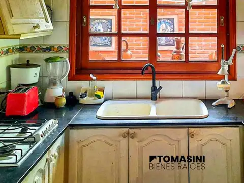 CHALET DE 5 AMBIENTES CON PISCINA,DESARROLLADO EN 2 PLANTAS