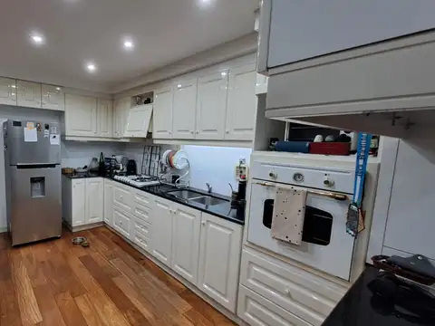 Casa c/4 Dormitorios en suite. Cochera para tres vehiculos.