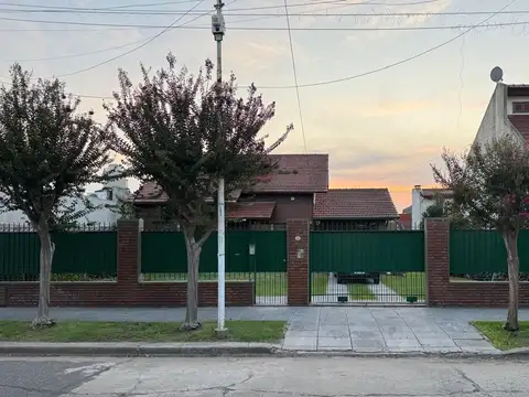 CASA DE 4 AMB EN DOBLE LOTE +  DPTO 3 AMBIENTES