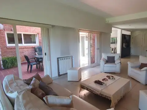 Casa 5 ambientes con 4 baños