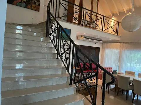 Casa en Venta con 3 cocheras