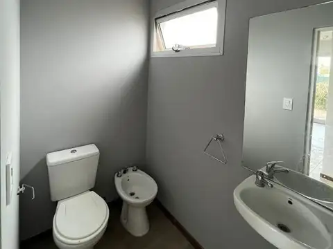CASA EN ALQUILER BARRIO TIERRA NUEVA- 2 DORMITORIOS   JARDIN   COCHERA DOBLE