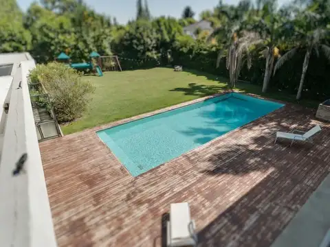 Casa en Venta con 2 cocheras