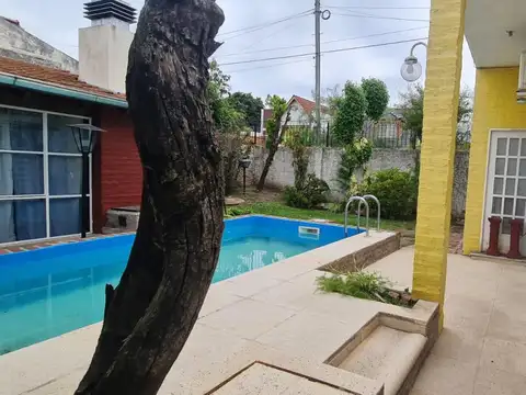 EXCELENTE CASA EN 2 PLANTAS DE 5 AMBIENTES CON  PILETA ...MUY BUENA UBICACIÓN!