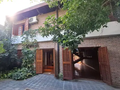 Espectacular Casa 6 ambientes  C/ Jardin, Parrilla, coch,  Detalles de Categoria y Constructivos.