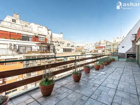 Tres ambientes con balcón terraza, parrilla, cochera y baulera, en el mejor barrio de Caballito.