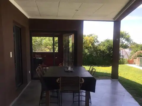 Venta de Casa a la laguna de 5 Ambientes en El Cantón.