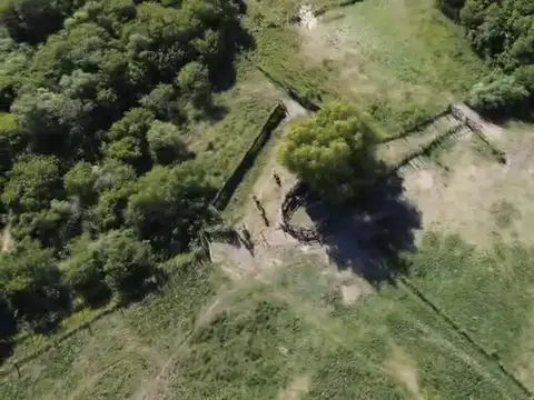Campo en la isla frente a la ciudad de san lorenzo