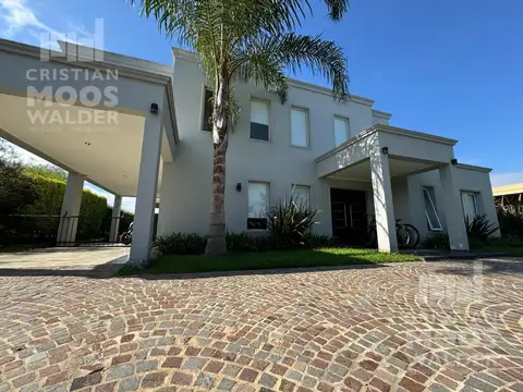 Venta casa en Barrio Los Eucaliptus Harás Santa Maria (Permuta)