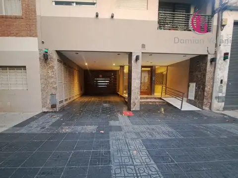CÓMODA COCHERA CUBIERTA EN EXCELENTE EDIFICIO, CON PORTÓN AUTOMÁTICO.