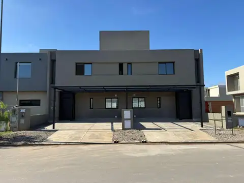 Casa tipo dúplex a estrenar en Colinas de Manantiales – 3 dormitorios, patio y cochera doble