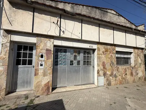 CASA Echesortu Oeste. 2 Dormitorios. COCHERA. MUY BUEN ESTADO. A metros de Bv Avellaneda y Santa Fe.