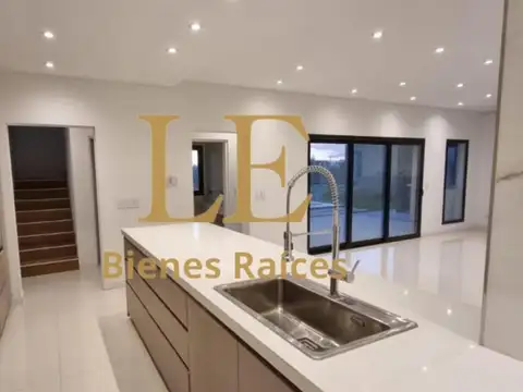 Casa 4 ambientes con 3 baños