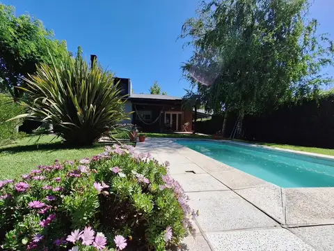 VENTA DE CASA 3 AMBIENTES CON PISCINA, QUINCHO Y PARQUE, SIERRA DE LA VENTANA