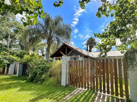 VENTA CASA TRES DORMITORIOS CON PILETA, JARDÍN Y QUINCHO EN ROLDÁN