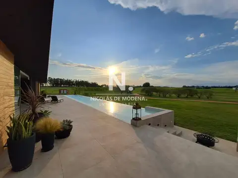 Espectacular chacra con chalet en venta de un estilo minimalista, 2 dormitorios.