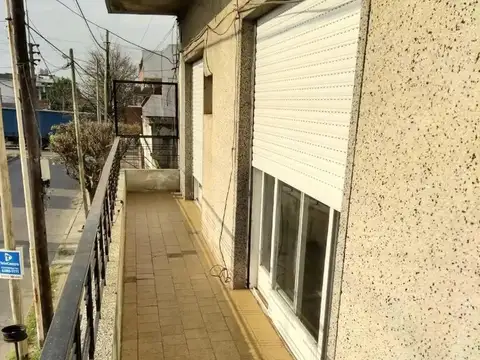 Venta amplio depto 3 amb con cochera